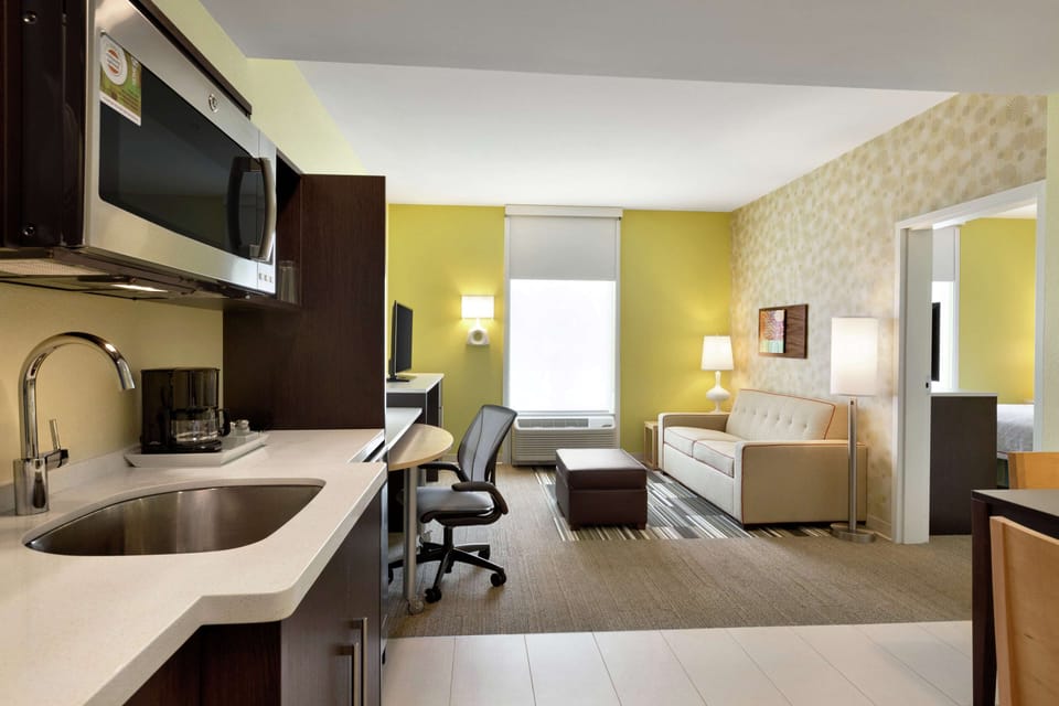 Suite, 1 King Bed, Non Smoking | Iron/ironing board, free WiFi, bed sheets