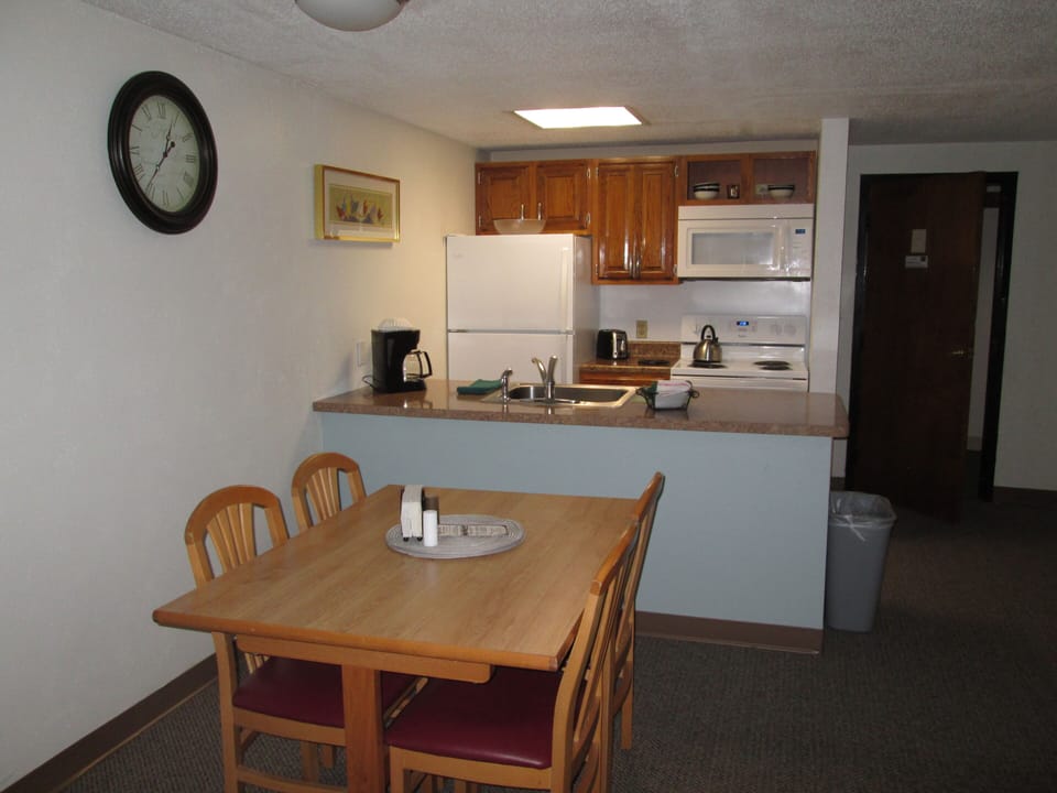 Traditional Suite, 1 Bedroom | Private kitchen | Coffee/tea maker, fridge, microwave, oven