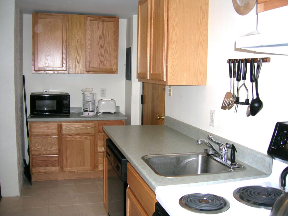 Traditional Suite, 1 Bedroom | Private kitchen | Coffee/tea maker, fridge, microwave, oven