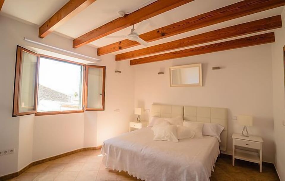 Double Room, Private Bathroom | Blackout drapes, WiFi (free), bed sheets