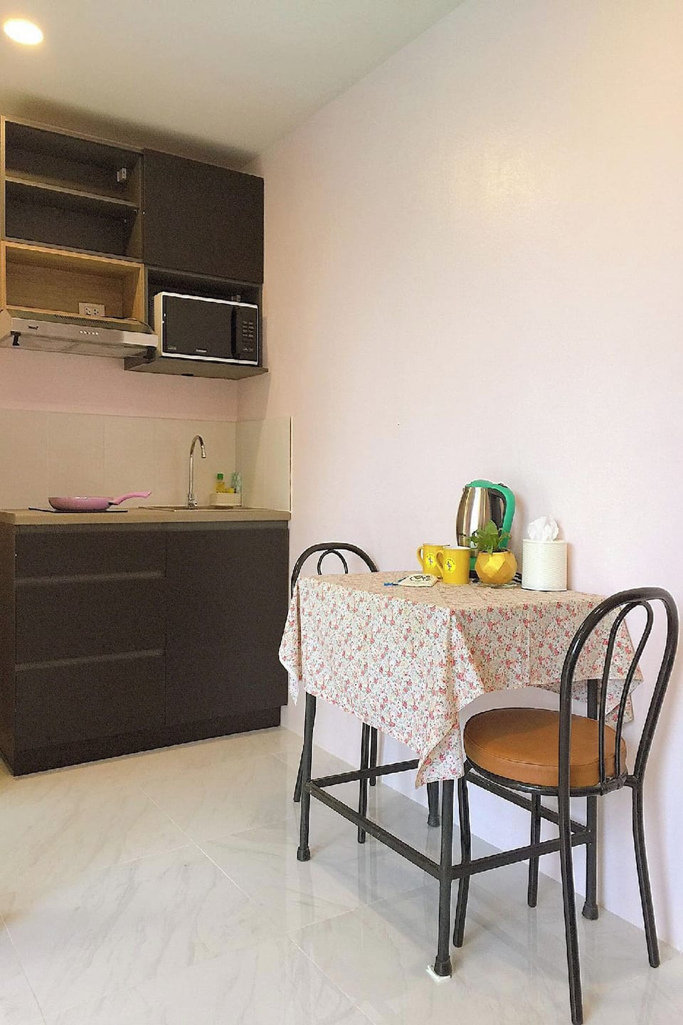 Family Room | Desk, blackout drapes, free WiFi, bed sheets
