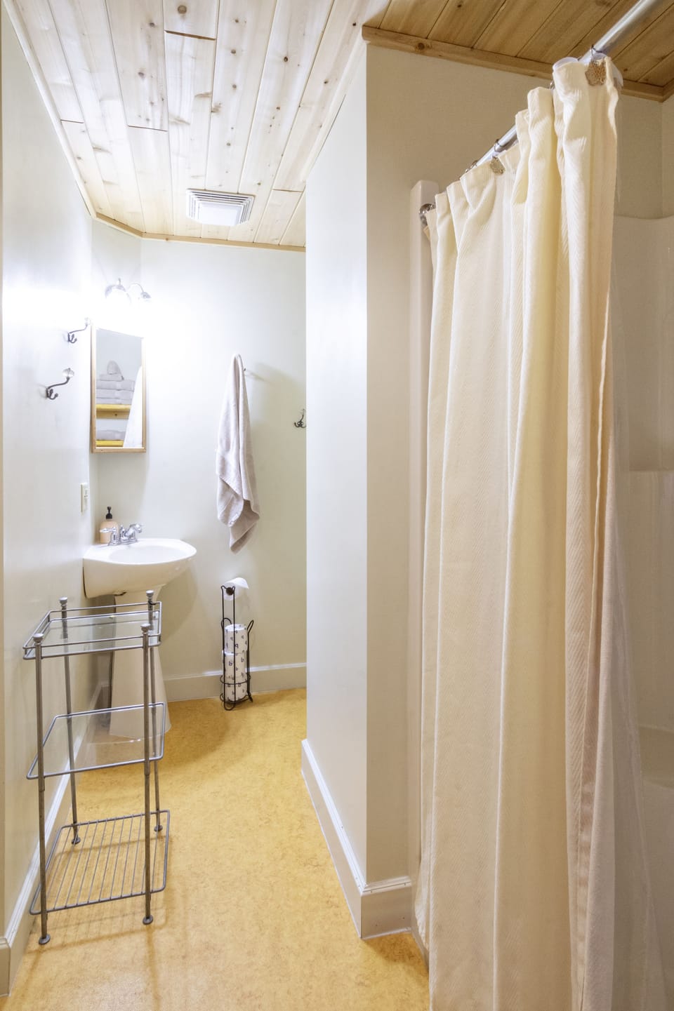 Room, 2 Bedrooms, Non Smoking (Amber Room) | Bathroom | Shower, free toiletries, hair dryer, towels