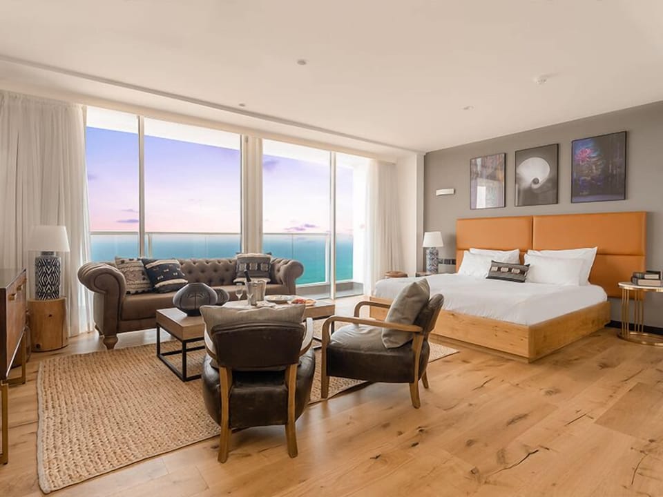 Premium Suite | Minibar, in-room safe, desk, soundproofing