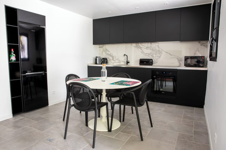 Villa CHIC, Piscine privée | Private kitchen | Full-size fridge, microwave, oven, stovetop