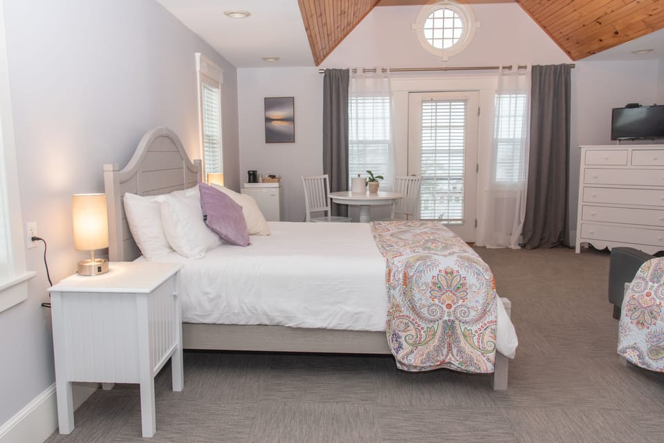 Cushing Island | Living area | 30-inch flat-screen TV with cable channels, TV
