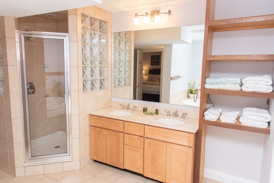 Apartment | Bathroom | Combined shower/tub, jetted tub, free toiletries, hair dryer