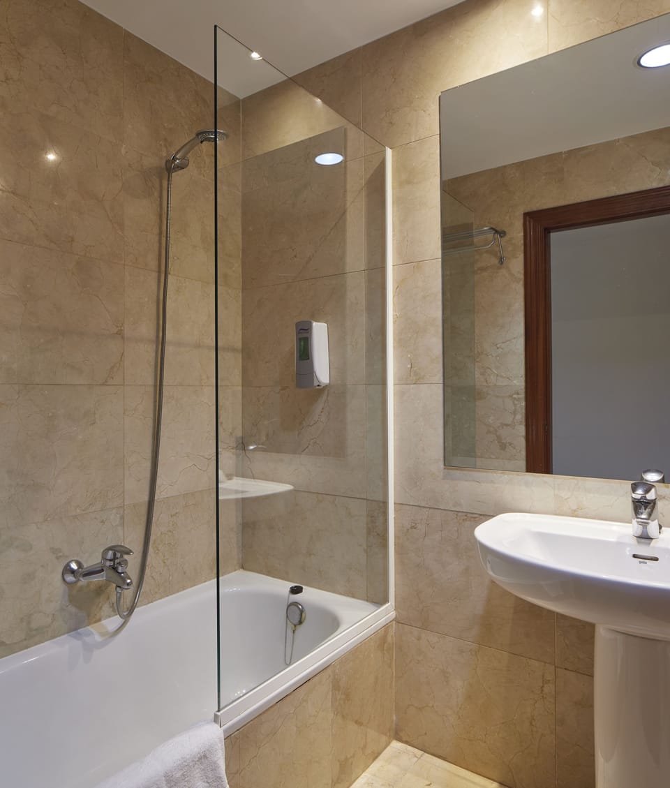 Double Room | Bathroom | Deep soaking tub, free toiletries, towels