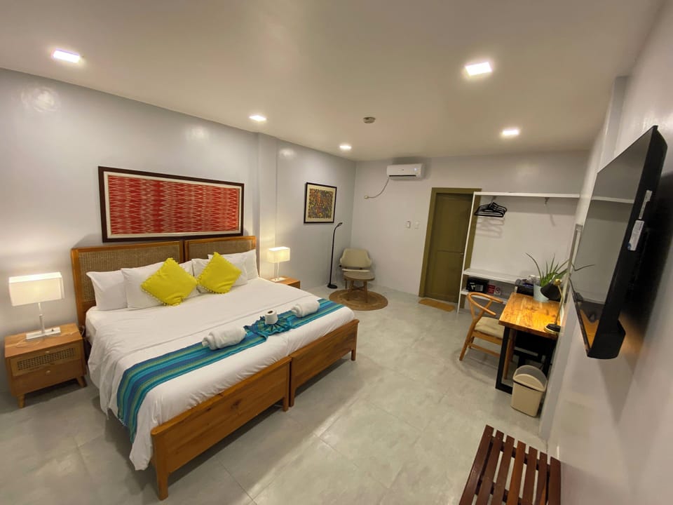 Standard Room, 1 King Bed | In-room safe, desk, laptop workspace, bed sheets
