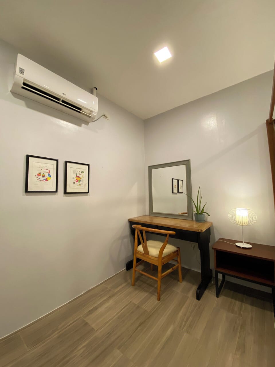 Standard Room, 1 Queen Bed | In-room safe, desk, laptop workspace, bed sheets