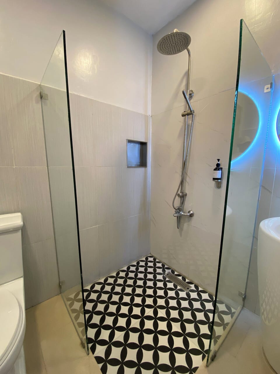 Standard Room, 1 King Bed | Bathroom | Shower, rainfall showerhead, free toiletries, bidet
