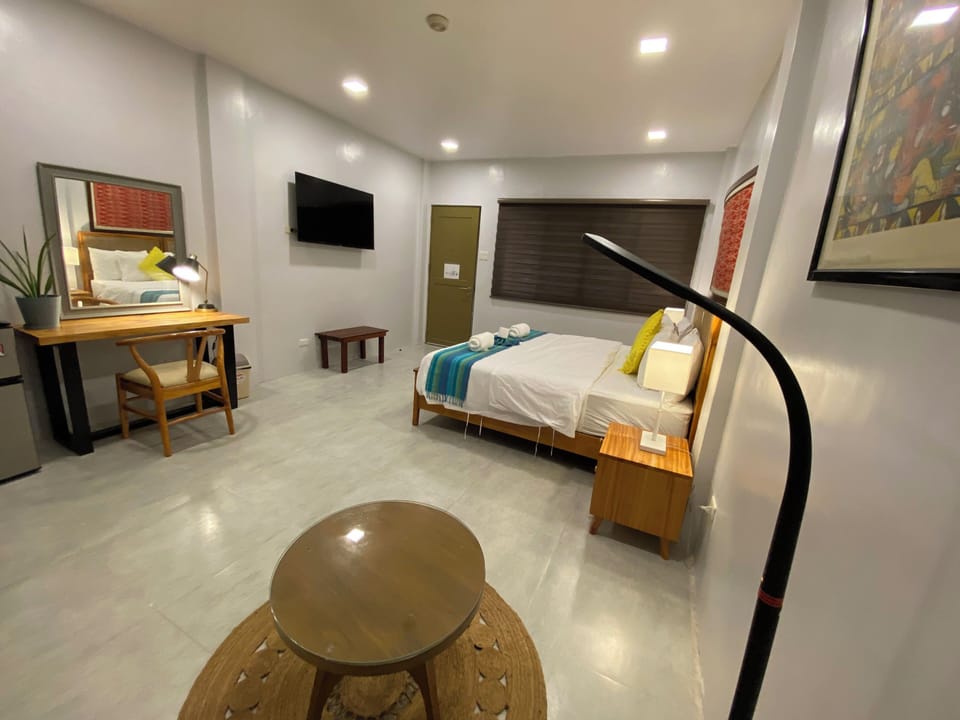 Standard Room, 1 King Bed | In-room safe, desk, laptop workspace, bed sheets