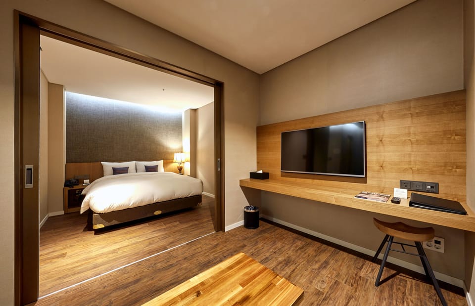 Amanti Suite | Premium bedding, down comforters, in-room safe, desk