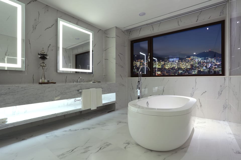 Royal Suite | Bathroom | Free toiletries, hair dryer, bathrobes, slippers
