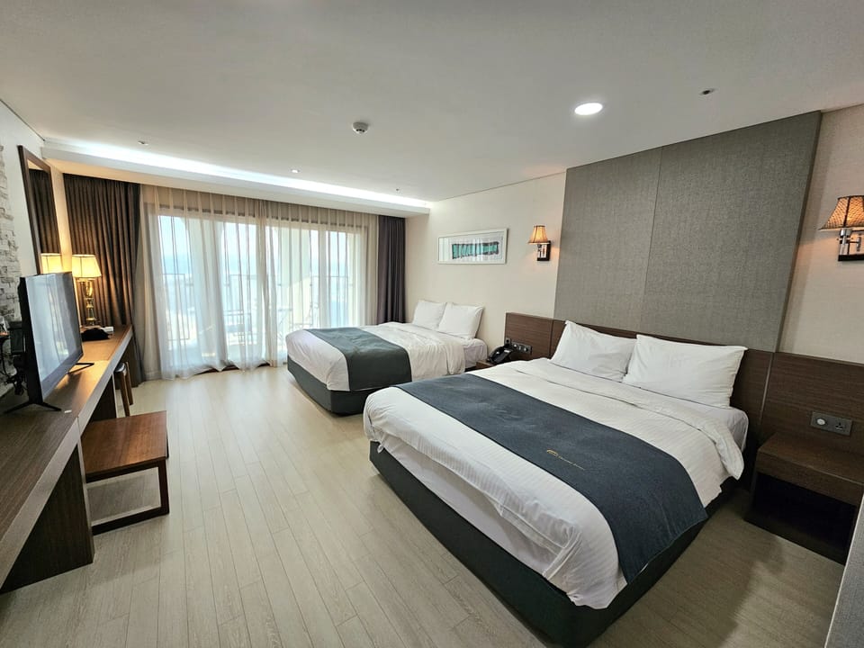 Family Twin Room | Premium bedding, free minibar, in-room safe, desk