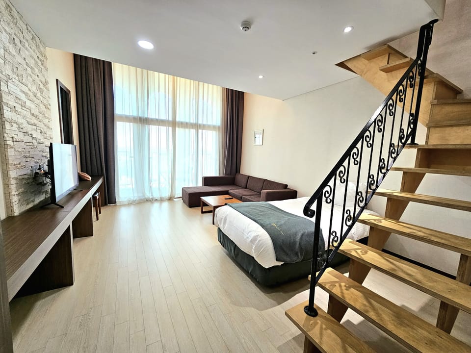 Duplex (B - 1 double, 1 single, 1 futon) | Premium bedding, free minibar, in-room safe, desk