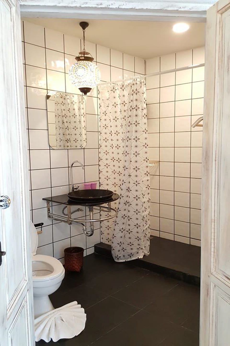 Superior Room | Bathroom | Shower, free toiletries, hair dryer, towels