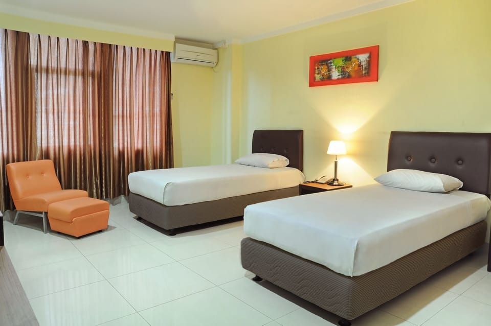 Junior Room | Desk, soundproofing, free WiFi, bed sheets
