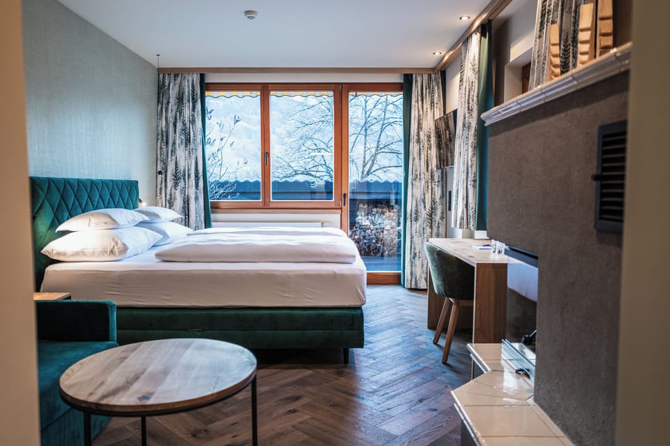 Design Suite, 1 Bedroom | Minibar, in-room safe, desk, soundproofing