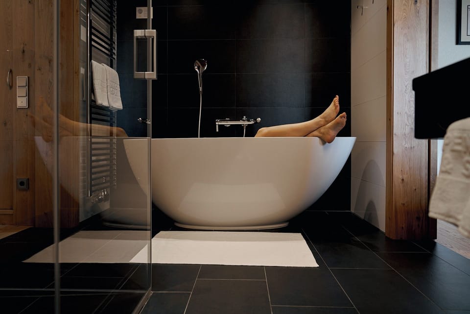 Junior Suite, 1 Bedroom | Bathroom | Free toiletries, hair dryer, slippers, towels