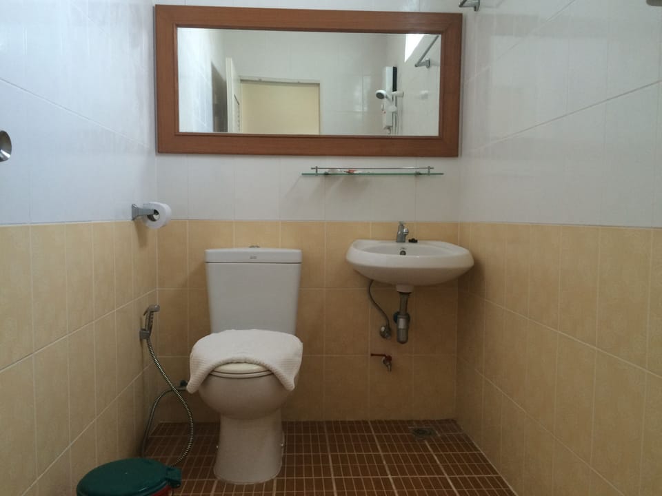 Shower, free toiletries, towels