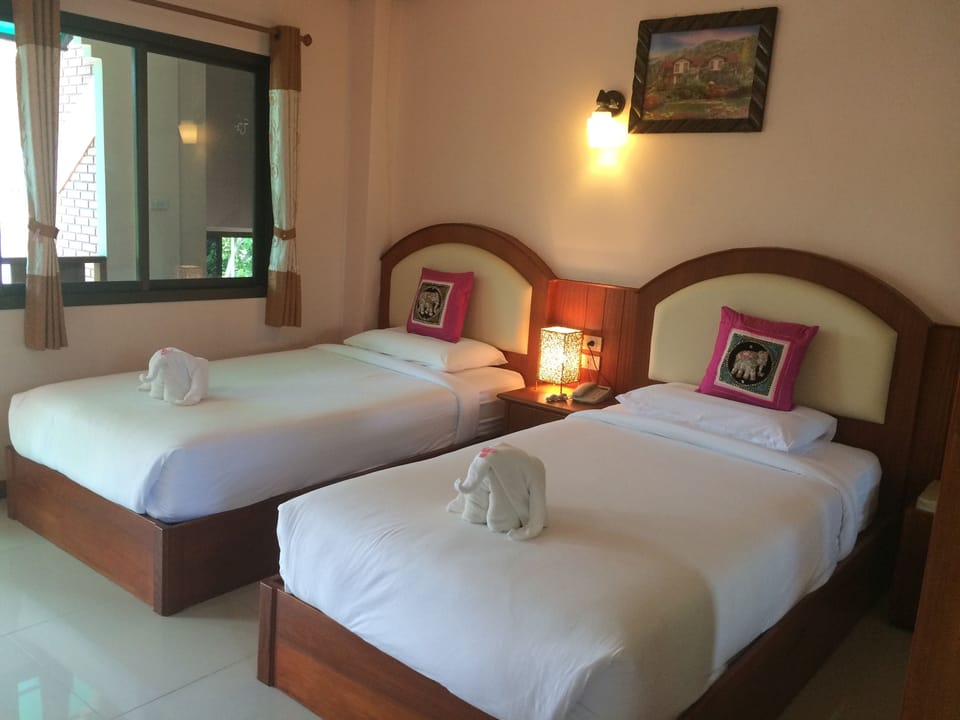 Standard Twin Room | Minibar, desk, rollaway beds (surcharge), WiFi (free)