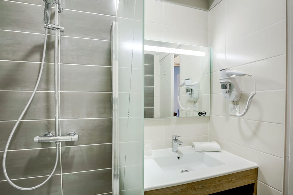 Superior Quadruple Room | Bathroom | Free toiletries, hair dryer, towels