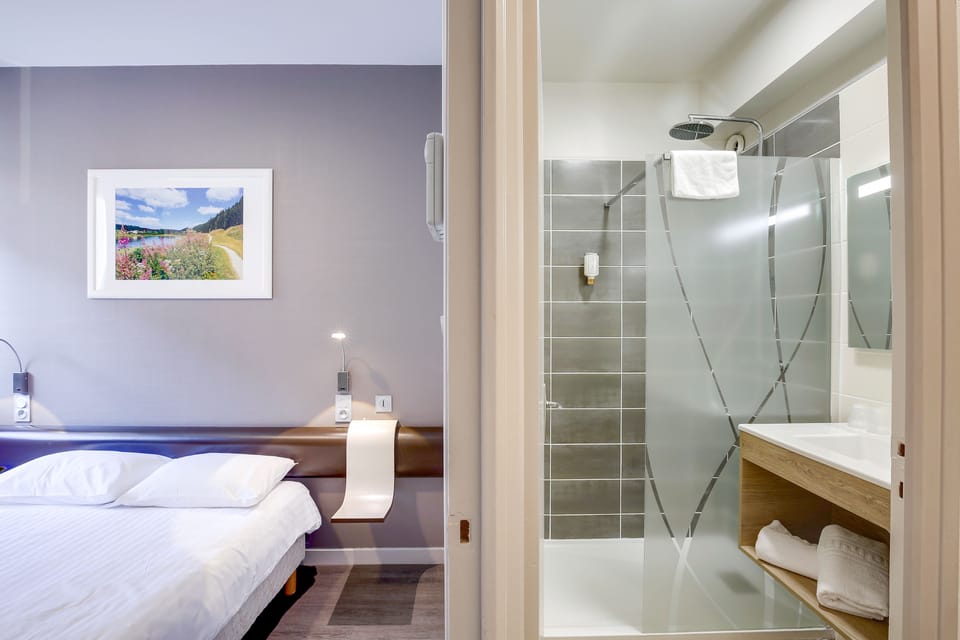 Standard Double Room | Desk, blackout drapes, soundproofing, iron/ironing board
