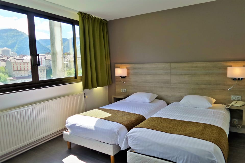 Superior Twin Room | Desk, blackout drapes, soundproofing, iron/ironing board