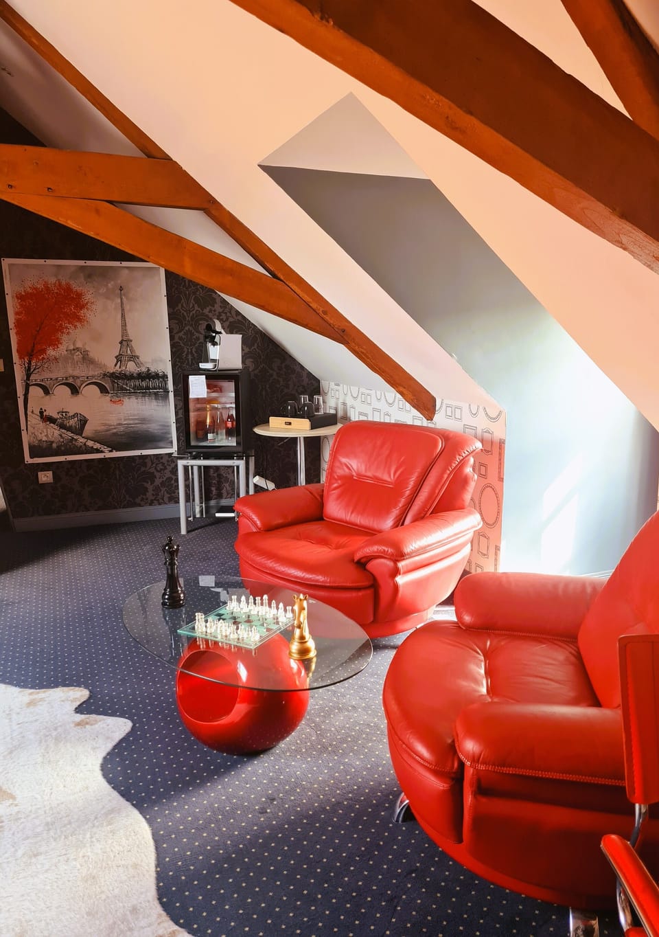 Deluxe Suite, Bathtub | Living area | Flat-screen TV