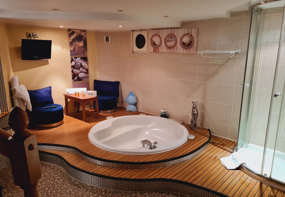 Deluxe Duplex | Bathroom | Combined shower/tub, hydromassage showerhead, hair dryer, towels