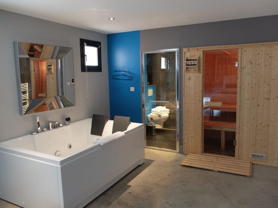 Design Double Room, 1 Double Bed, Non Smoking, Sauna (Jacuzzi) | Bathroom | Designer toiletries, hair dryer, towels, soap