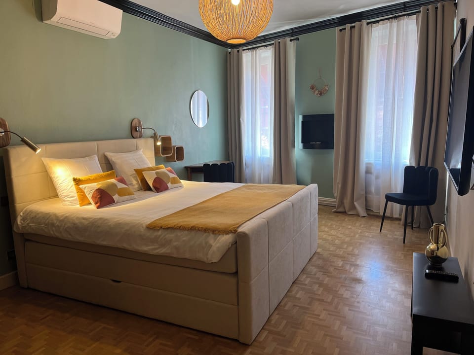 Suite Premier | Premium bedding, in-room safe, desk, soundproofing