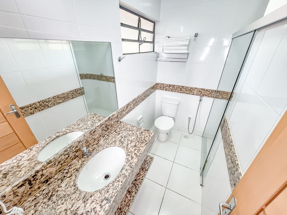 Standard Triple Room | Bathroom | Shower, free toiletries, towels