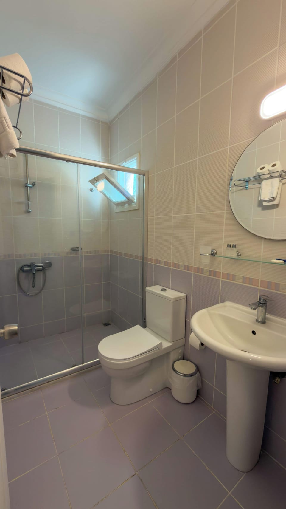 Deluxe Room | Bathroom | Shower, rainfall showerhead, free toiletries, hair dryer