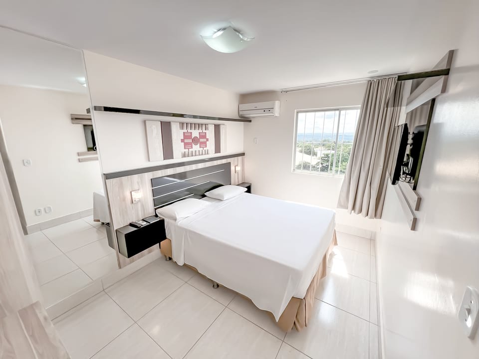 Standard Room | Minibar, in-room safe, desk, iron/ironing board