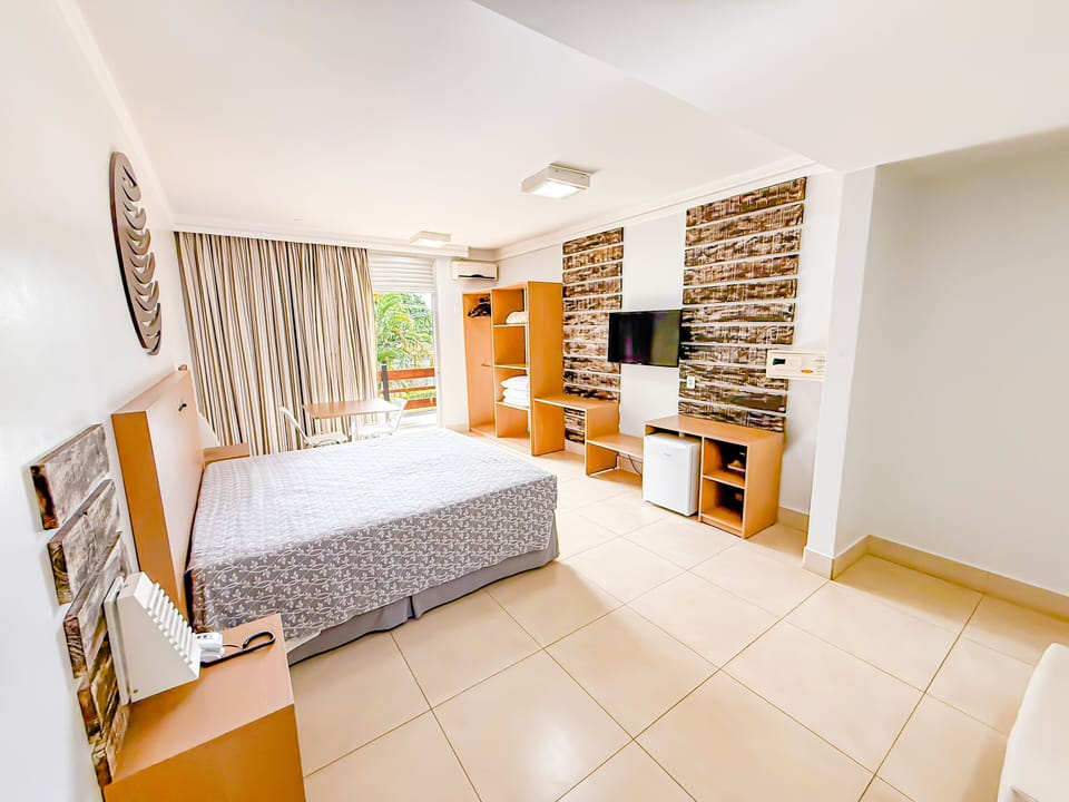 Honeymoon Suite | Minibar, in-room safe, blackout drapes, free cribs/infant beds