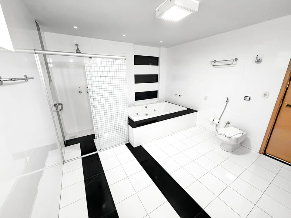 Honeymoon Suite | Bathroom | Free toiletries, hair dryer, towels, toilet paper