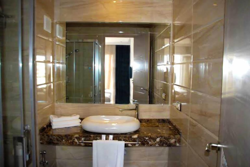 Superior Single Room | Bathroom | Shower, free toiletries, hair dryer, towels