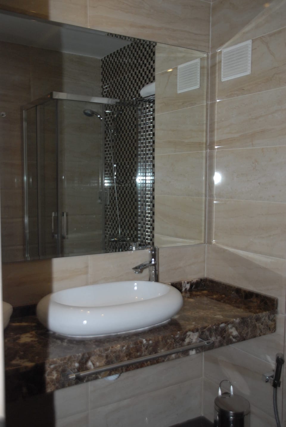 Standard Twin Room | Bathroom | Shower, free toiletries, hair dryer, towels