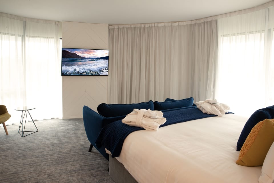 Classic Suite, 1 King Bed | Premium bedding, in-room safe, blackout drapes, iron/ironing board