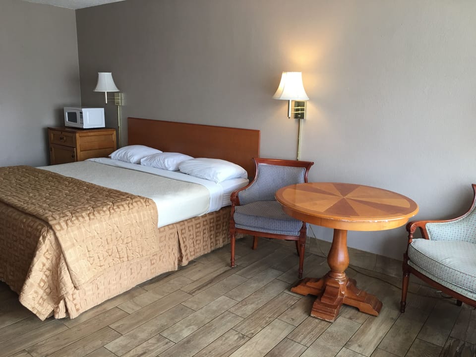 Standard Room, 1 King Bed | Desk, free WiFi, bed sheets