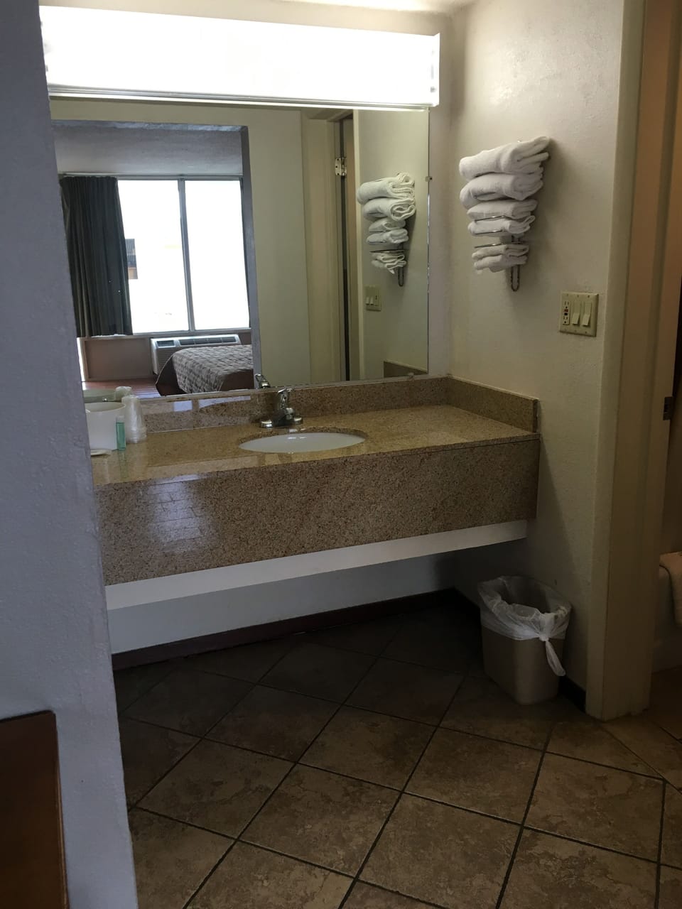 Combined shower/tub, free toiletries, towels