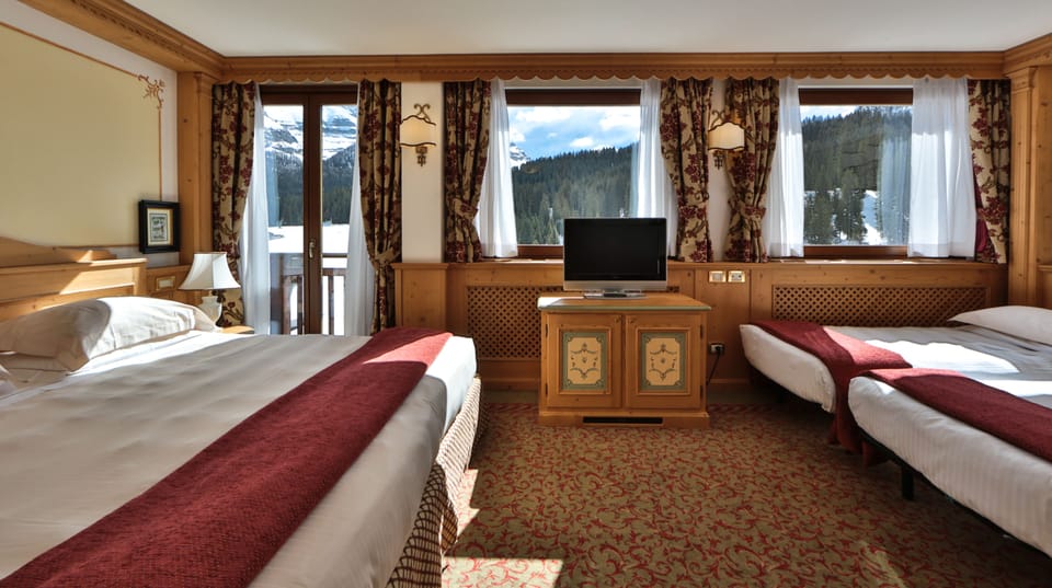 Family Room (2 Adults and 1 Child) | Minibar, in-room safe, desk, blackout drapes