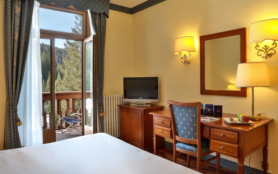 Superior Double Room | Living area | 19-inch TV with cable channels