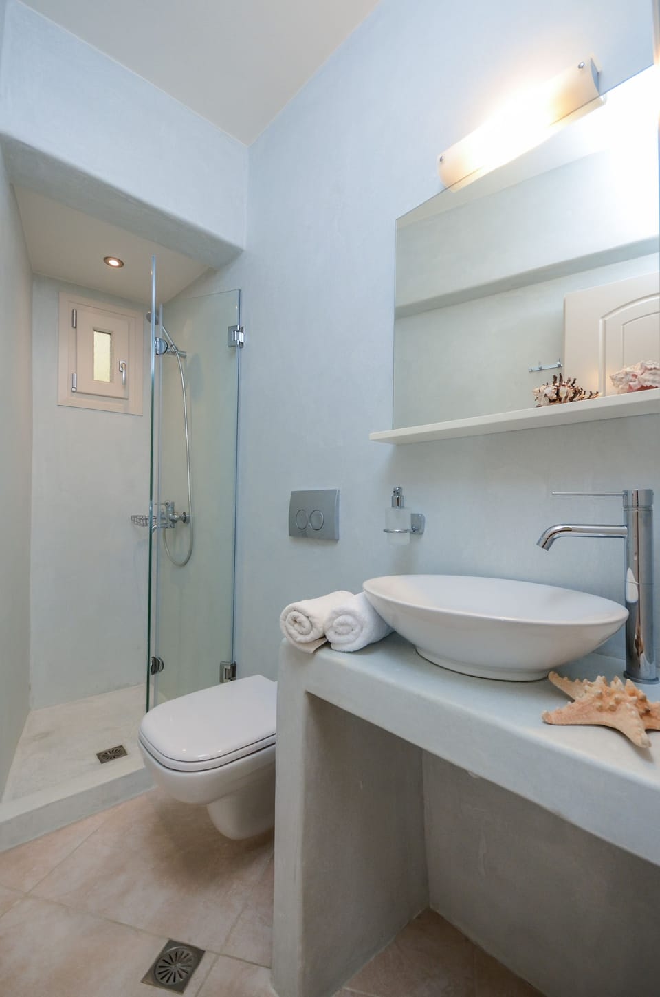 Apartment | Bathroom | Shower, free toiletries, hair dryer, bidet