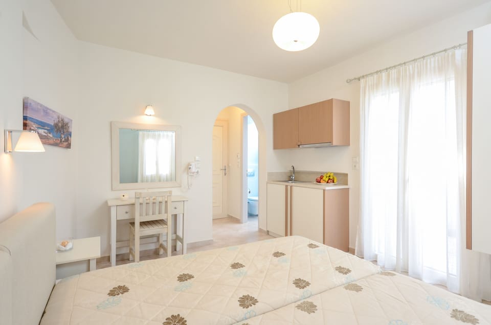 Studio | Soundproofing, iron/ironing board, free cribs/infant beds, free WiFi