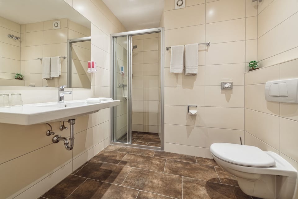Economy Double Room (Souterrain) | Bathroom | Shower, hair dryer, towels