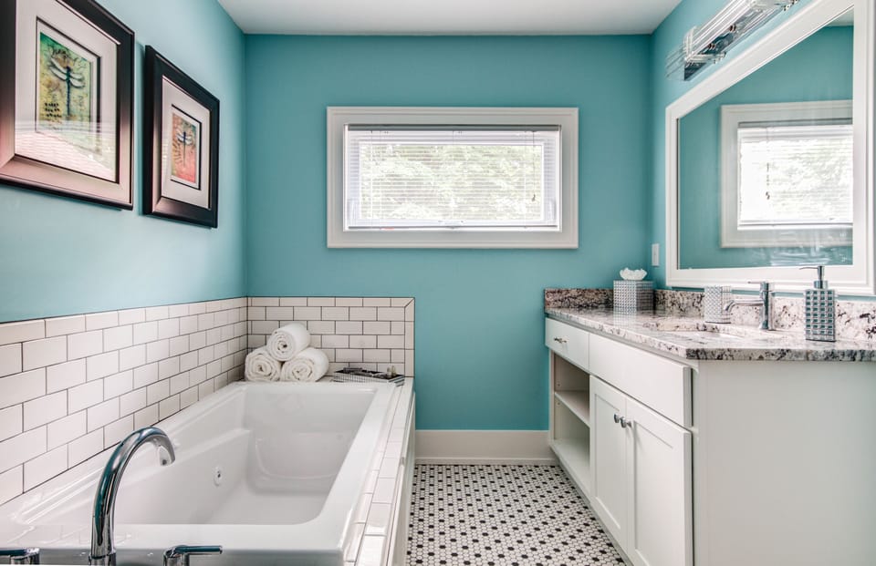 Premium Room | Bathroom | Eco-friendly toiletries, hair dryer, bathrobes, towels