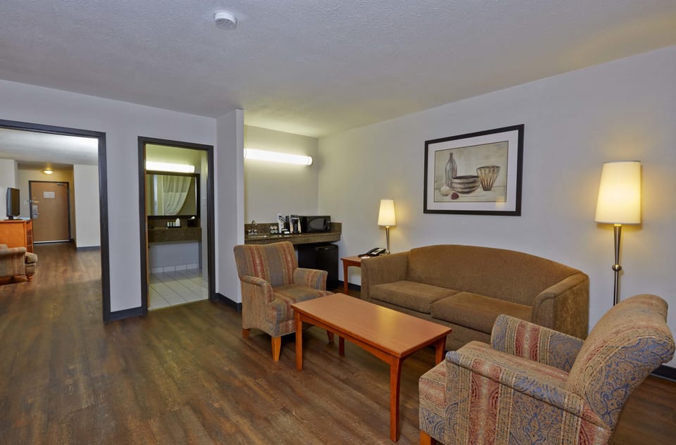 Suite, 1 King Bed with Sofa bed, Non Smoking, Ground Floor (Pet Friendly) | Living area | 37-inch LCD TV with cable channels, TV