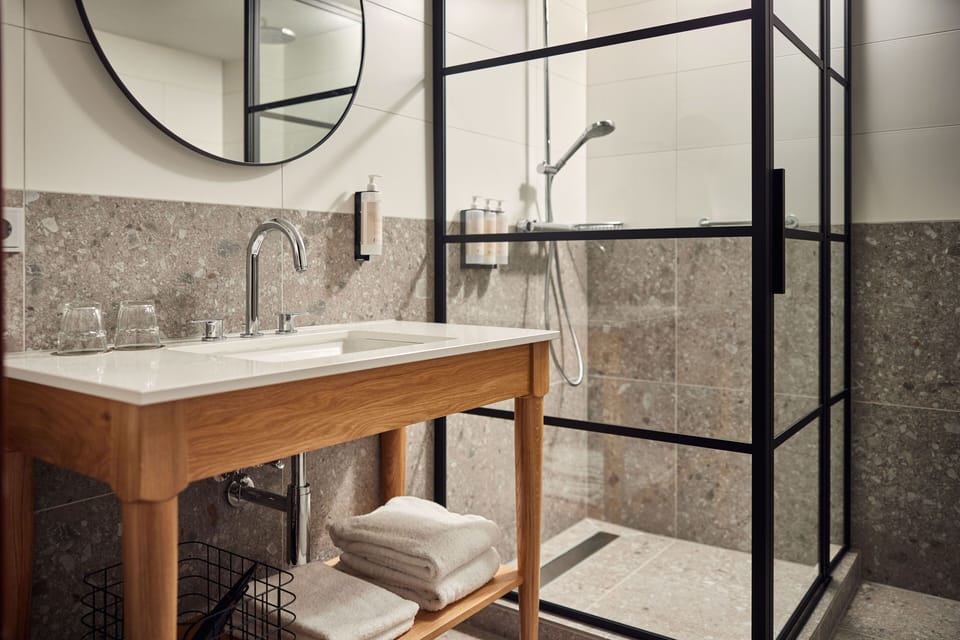 Deluxe Room | Bathroom | Separate tub and shower, deep soaking tub, free toiletries, hair dryer